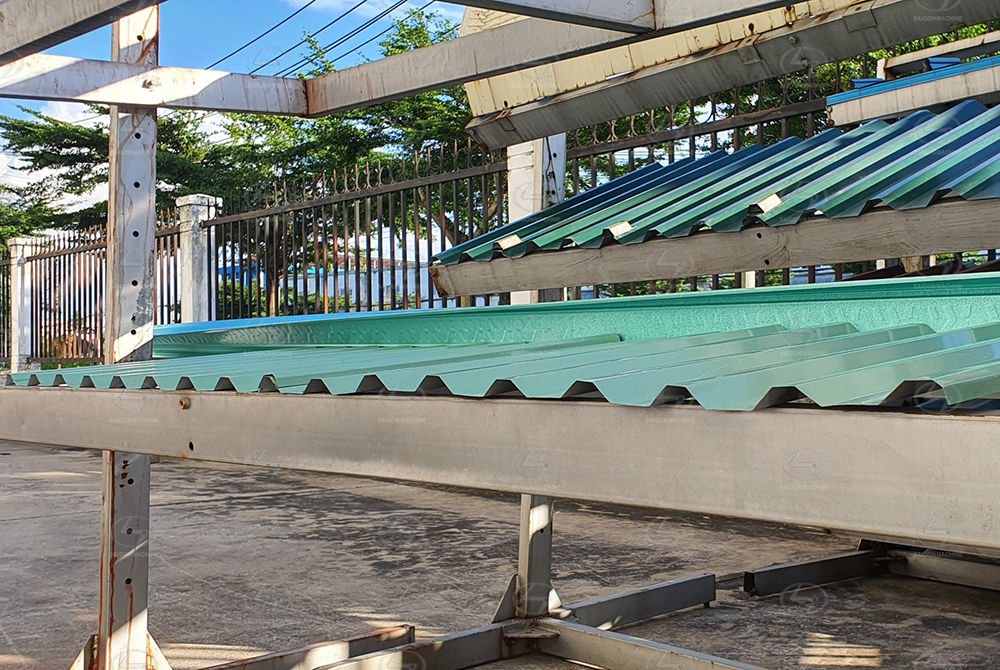 Máy cán tôn 1 tầng - Sóng vuông - Indonesia, cán tạo hình các tấm tôn với đa dạng mẫu mã, chủng loại, chuyên sử dụng cho khổ tôn 914mm - Hữu dụng 765 mm, đặc biệt Saigon Machine - SGM chuyên làm các loại máy cán tôn tạo hình chuẩn xác biên dạng mà khách hàng yêu cầu. Có thể cài đặt để chạy hàng loạt nhiều kích cỡ.
